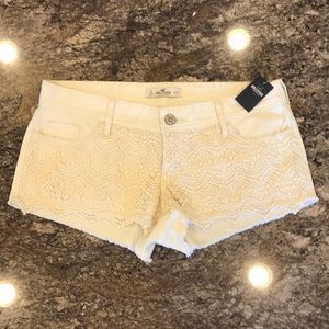 *NEVER WORN* Cream Hollister Shorts